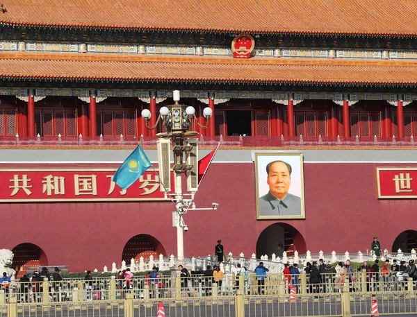 Banderas Nacionales China Kazajstán Ondean Poste Luz Frente Tribuna Tian —  Fotos de Stock