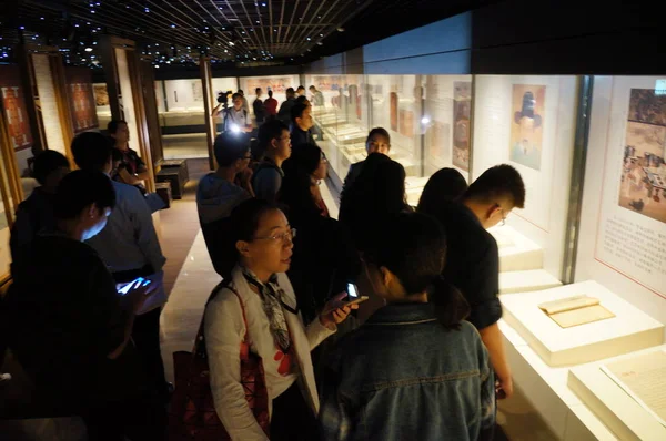 Menschen Besuchen Eine Ausstellung Der Yongle Enzyklopädie Oder Yongle Dadian — Stockfoto