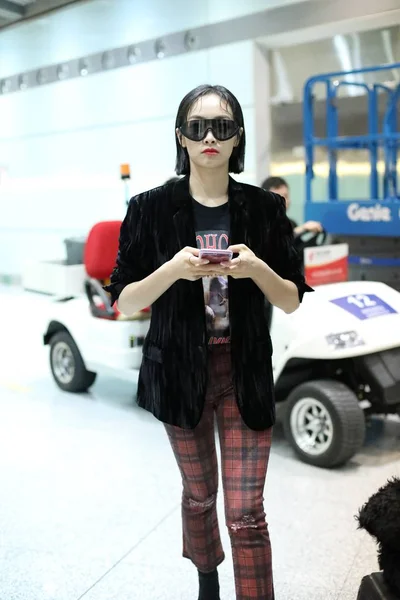 中国歌手 女演员维多利亚 宋或宋谦于2018年9月25日出发前抵达北京首都国际机场 — 图库照片