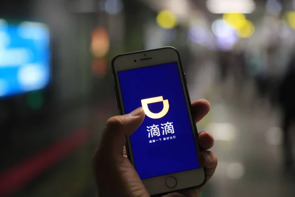 Usuário Celular Chinês Usa Aplicativo Móvel Táxi Serviço Carro Didi — Fotografia de Stock