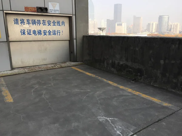 2018年11月28日 中国中部湖北省武汉市多个政府部门关闭了一座7层建筑的屋顶上的一所驾校 — 图库照片