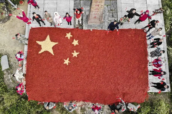 リーシュイ市 中国東部の浙江省 2018 日に龍泉山の上に トンの収穫したてのピーマンとコーンを使用して中国の農民によって作成された巨大な国旗の航空写真 — ストック写真