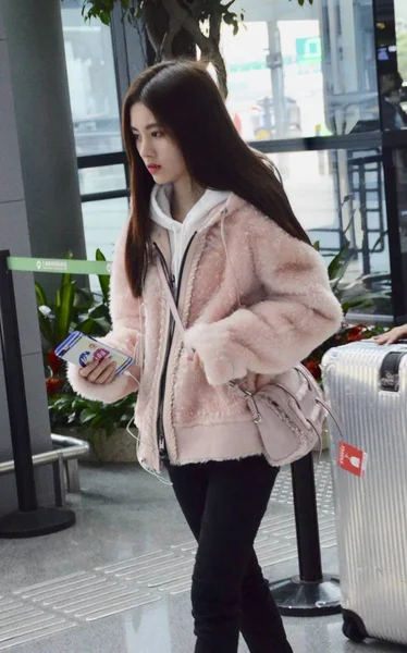 Cantante Actriz China Jingyi Llega Aeropuerto Internacional Shanghai Hongqiao Antes — Foto de Stock