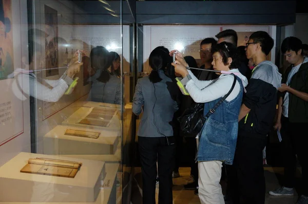 Persone Visitano Una Mostra Yongle Encyclopedia Yongle Dadian Risalente Alla — Foto Stock