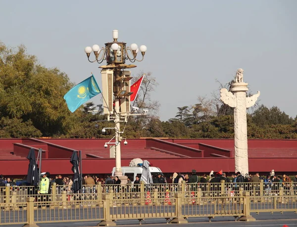 Číňané Kazašské Státní Vlajky Chvění Ulici Před Tian Anmen Tribuny — Stock fotografie