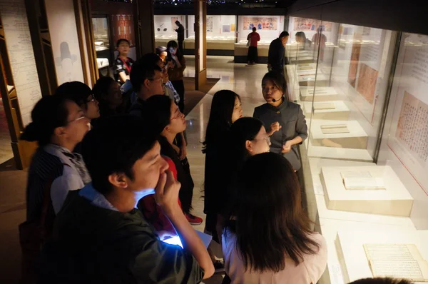 Persone Visitano Una Mostra Yongle Encyclopedia Yongle Dadian Risalente Alla — Foto Stock