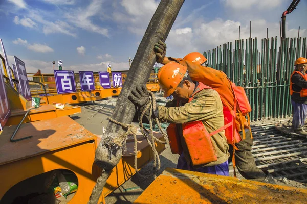 Kinesiska Arbetare Hälla Betong Huvudpiren Högen Cap Hamnen Ningbo Zhoushan — Stockfoto