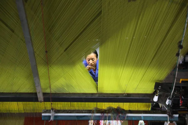 Una Lavoratrice Cinese Gestisce Produzione Filati Una Fabbrica Tessile Nella — Foto Stock