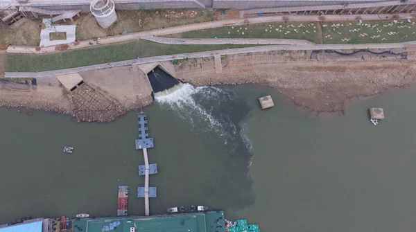 Vista Aérea Las Aguas Residuales Liberadas Desde Una Puerta Agua — Foto de Stock