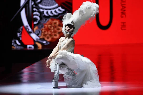 2018年9月22日 在中国北京举行的2018年北京时装周上 一位模特在楚义 和石光时装秀上展示了新的作品 — 图库照片