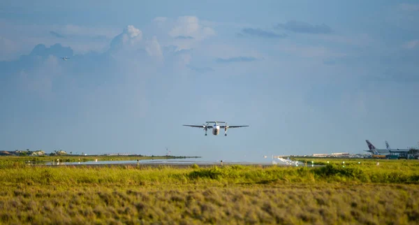 Ett Jetplan Tar Ett Flyg Den Nya Banan Som Byggdes — Stockfoto