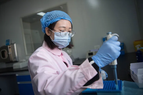 Médico Chino Realiza Pruebas Genéticas Óvulos Fertilizados Embriones Para Bebés — Foto de Stock