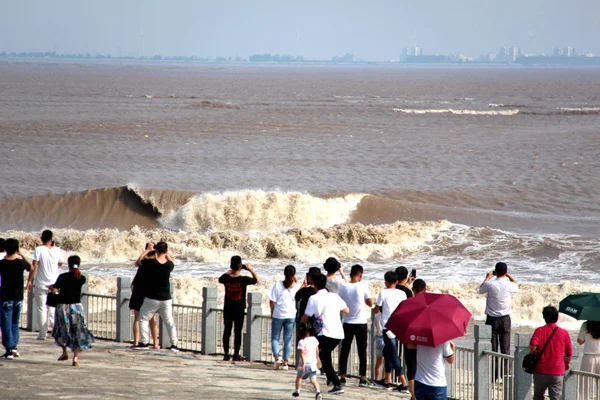 Visitatori Residenti Locali Osservano Onde Una Marea Del Fiume Qiantang — Foto Stock
