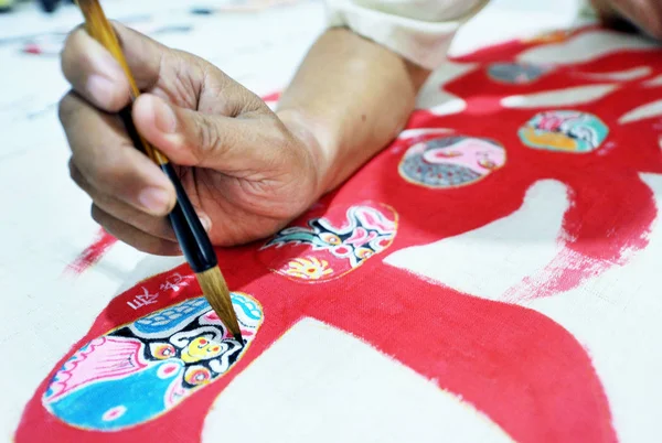 Chinese Gepensioneerde Man Zhao Xichun Schildert Verschillende Peking Opera Maskers — Stockfoto