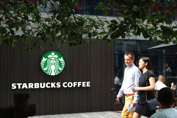 Pedestrians Walk Cafe Starbucks Coffee Shanghai China September 2018 — Stock Photo, Image