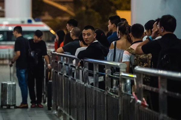 Pasażerów Czekać Długiej Kolejce Stoisku Taxi Pick Terminalu Lotniska Guangzhou — Zdjęcie stockowe