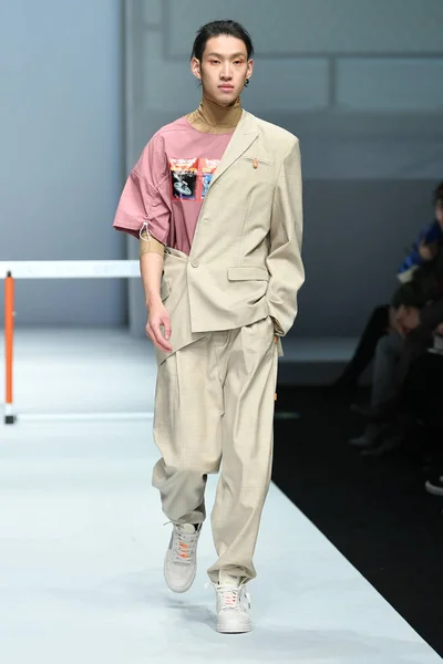 Model Wyświetla Nowe Stworzenie Pokaz Mody Sivico Przez Qiao Dan — Zdjęcie stockowe