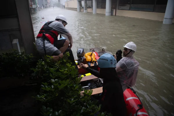 Спасатели Эвакуируют Местных Жителей Надувной Спасательной Шлюпке Затопленных Районов Время — стоковое фото