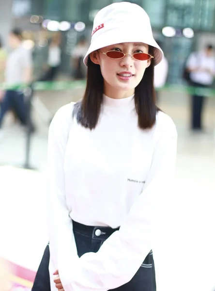 Chinese Actrice Qin Arriveert Bij Shanghai Hongqiao International Airport Voor — Stockfoto