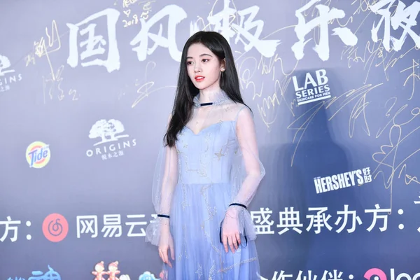 1月3日 中国歌手 女演员朱景义在中国北京举行的 8年网易云音乐之夜登上红毯时摆姿势 — 图库照片