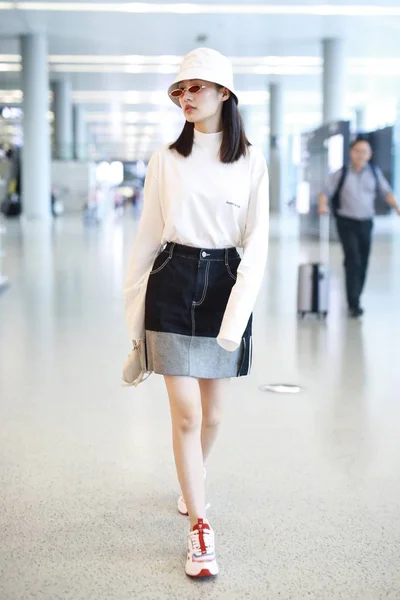Kínai Színésznő Qin Megérkezik Shanghai Hongqiao Nemzetközi Repülőtértől Előtt Elutazás — Stock Fotó