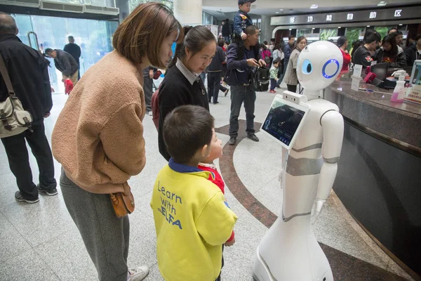 Los Chinos Miran Una Recepcionista Robot Llamada Xiaoman Sala Pacientes —  Fotos de Stock