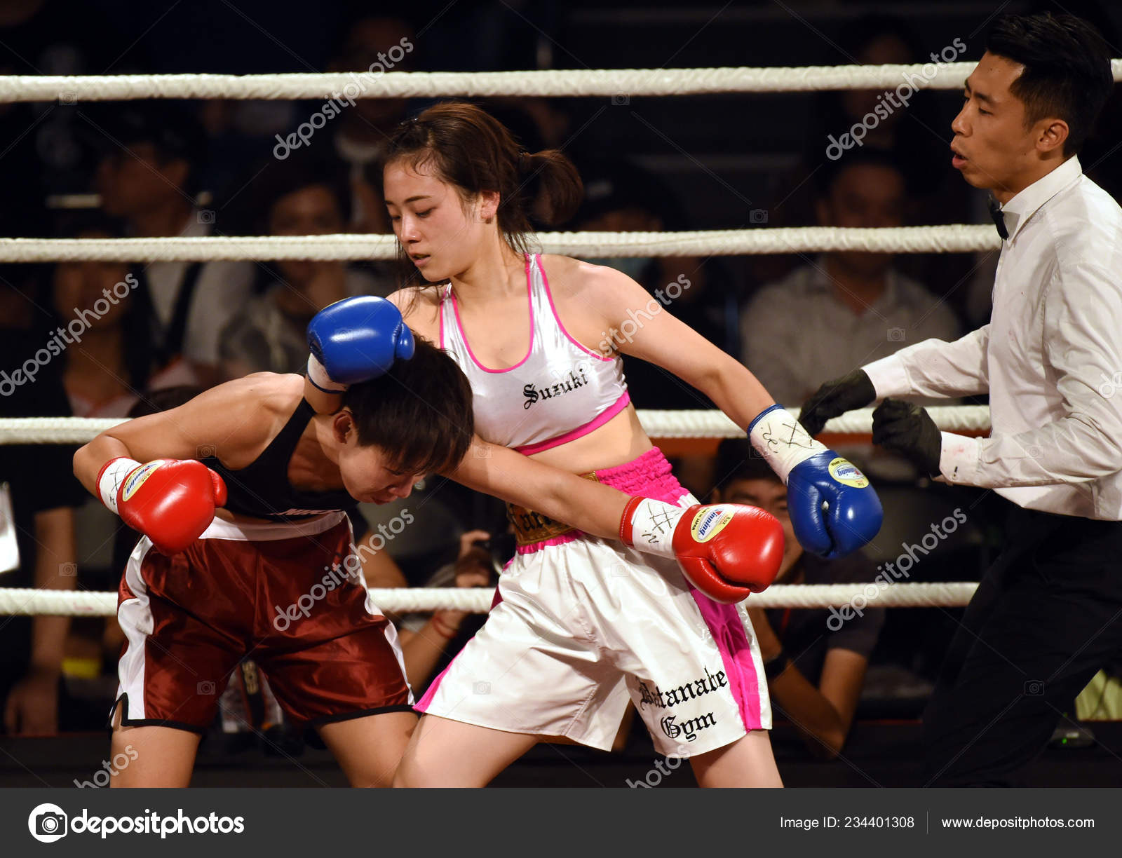 2018年7月14日在中国香港举行的通往荣耀之路拳击比赛中日本的Suzuki 与香港的黄嘉炎在女子轻量级比赛中参赛—— 库存社论照片©