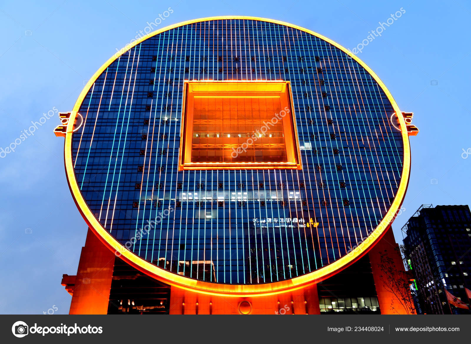 2018年7月12日中国东北辽宁省沈阳市一枚中国老硬币的形状—— 库存社论照片© IC Photo #234408024