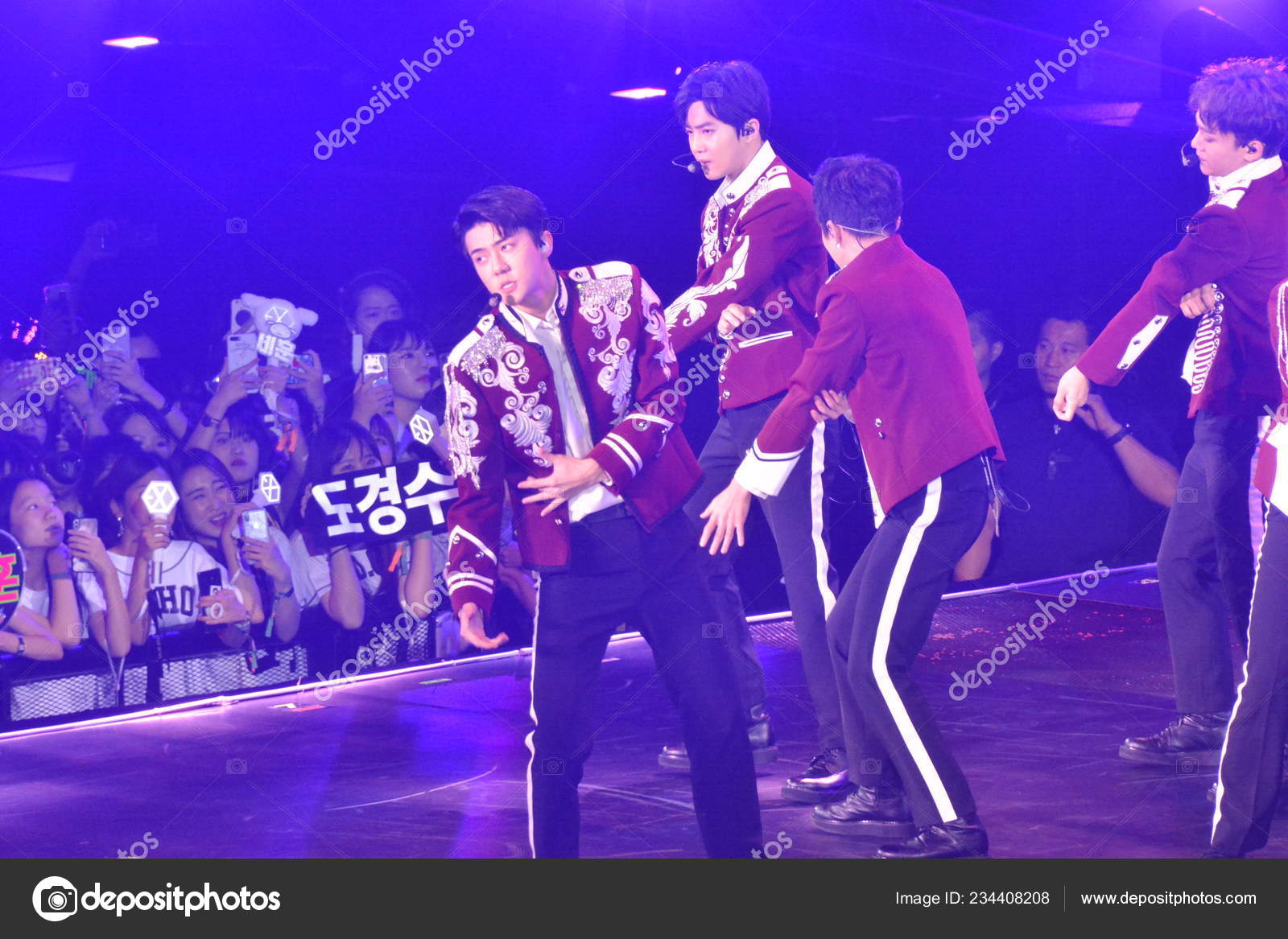 Участники Южнокорейской Бойз Группы Exo Выступили Концерте Exo.