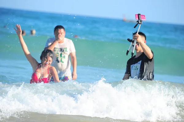 Los Turistas Divierten Agua Mar Largo Costa Ciudad Sanya Provincia — Foto de Stock