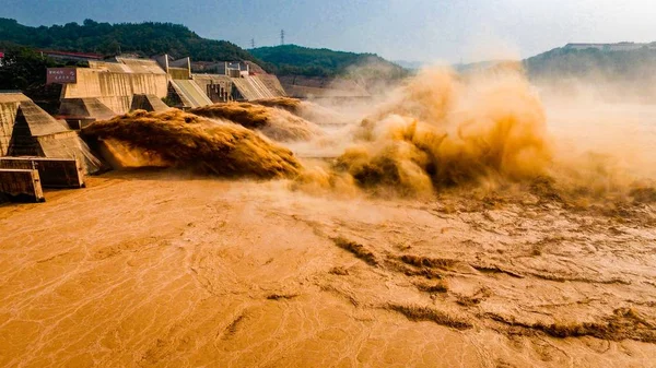 Вода Вытекает Плотины Сяоланди Время Операции Вымыванию Ила Очистить Нагруженную — стоковое фото