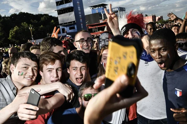 Francuski Fanów Świętować Francji Pokonał Urugwaju Ćwierćfinale 2018 Roku Mistrzostw — Zdjęcie stockowe