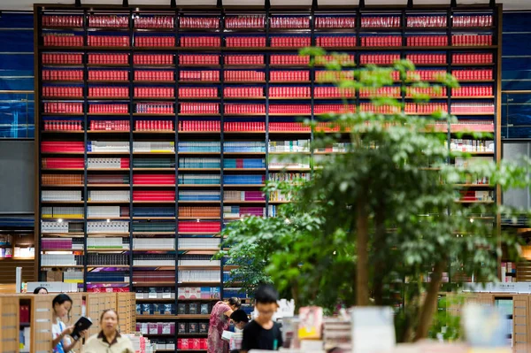 Los Clientes Seleccionan Leen Libros Shenzhen Book City Longgang Store —  Fotos de Stock