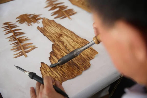 Chinese Craftsman Ding Xisen Creates Wheat Straw Painting His Workshop — Stock Photo, Image