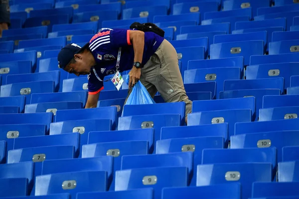 Załamany Japoński Fan Czyści Stadion Stać Japonii Został Pokonany Przez — Zdjęcie stockowe