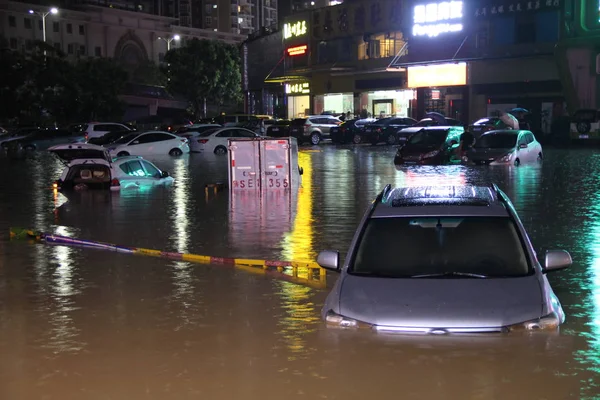 Vozy Jsou Napůl Ponořeny Zatopené Oblasti Způsobené Těžkým Deštěm Dongguan — Stock fotografie