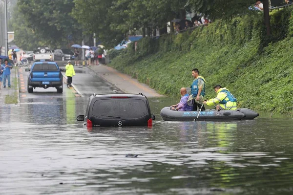 Китайские Спасатели Пытаются Затащить Машину Наполовину Затопленную Наводнение Вызванное Проливными — стоковое фото