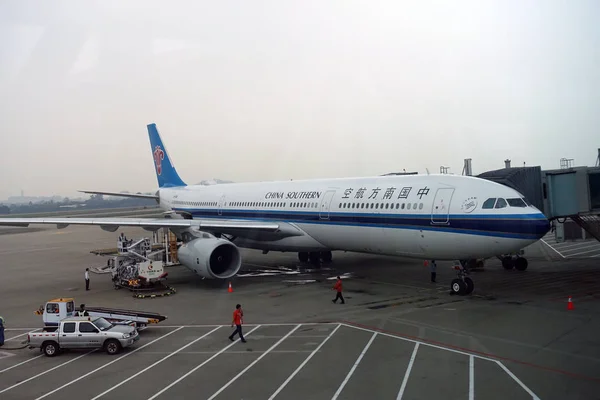 Реактивный Самолет China Southern Airlines Можно Увидеть Шанхайском Международном Аэропорту — стоковое фото