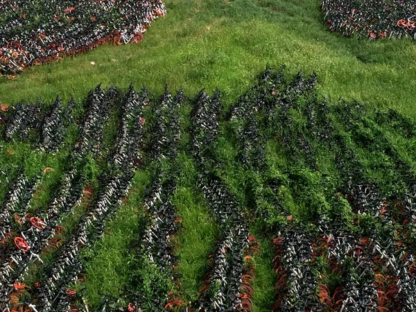 この空中展望では 中国の湖北省武漢市のオープンスペースに 中国の自転車シェアリングサービスモバイクの自転車を無数に並べ 8月4日2018 — ストック写真