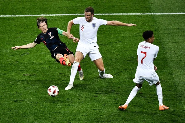 Luka Modric Aus Kroatien Links Fordert Jordan Henderson Aus England — Stockfoto