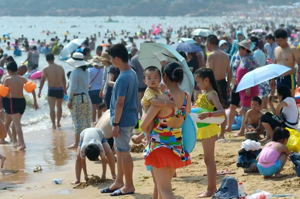 Turister Folkmassan Vid Stranden För Att Svalka Sig Det Tryckande — Stockfoto