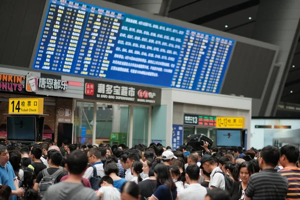 Turistas Pasajeros Chinos Esperan Sus Trenes Durante Semana Vacaciones Del — Foto de Stock