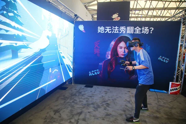 Visitor Plays Virtual Reality Game 16Th China Digital Entertainment Expo — Stock Photo, Image