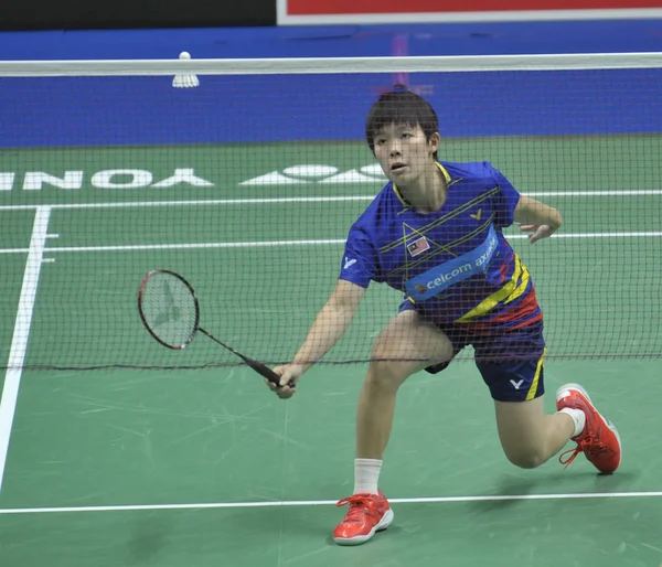 Goh ジン魏のマレーシアが 2018 日中国東部の江蘇省南京市に合計 Bwf 世界選手権 2018 バドミントン大会中にショットを日本の彩大濠に彼らの女子シングルス第 ラウンドの試合で返します — ストック写真