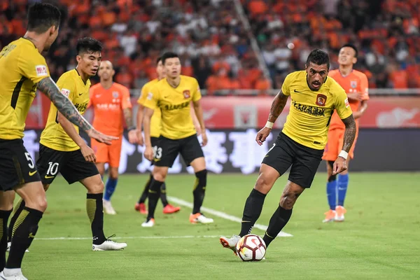 Der Brasilianische Fußballspieler Paulinho Rechts Von Guangzhou Evergrande Taobao Gibt — Stockfoto