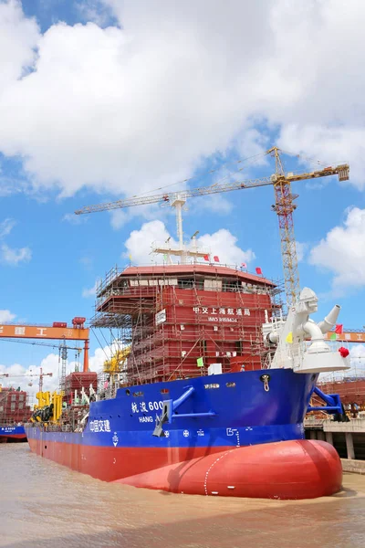 2018年8月19日 中国東部江蘇省南通市の汽東市で行われた打ち上げ式で 2隻の船が港に停港した — ストック写真