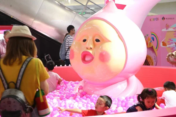 Děti Baví Růžovém Bazénu Během Speciální Výstavy Kobitos Postava Japonské — Stock fotografie