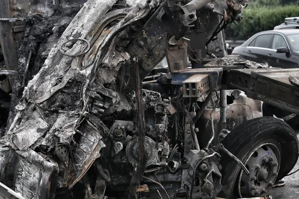 Una Vista Los Escombros Dos Camiones Quemados Por Fuego Causado —  Fotos de Stock