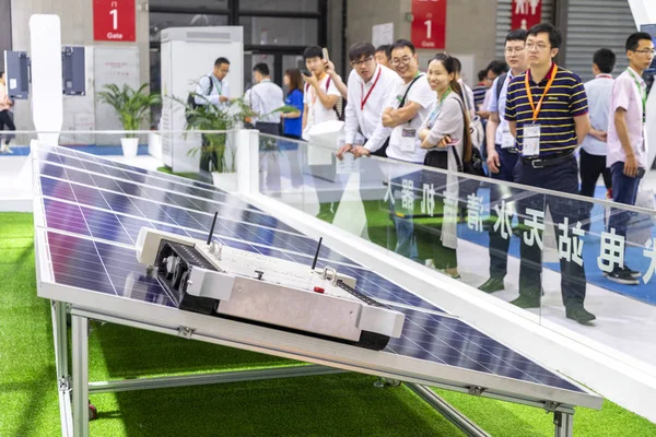 Een Robot Ontwikkeld Door Innopower Reinigt Zonnepanelen Tijdens Snec 12E — Stockfoto