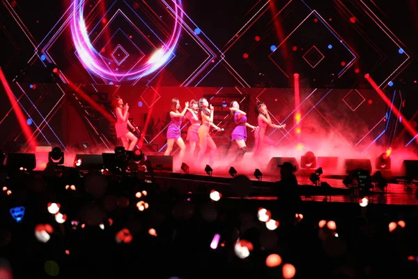 Członkowie Grupy Południowo Koreański Dziewczyna Apink Wykonywać Podczas Apink Tour — Zdjęcie stockowe